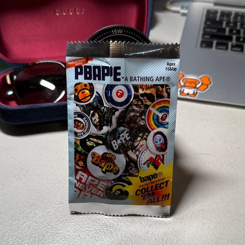 $OLD on Depop*
BAPE Collectible A Bathing Ape Head Holo Pin